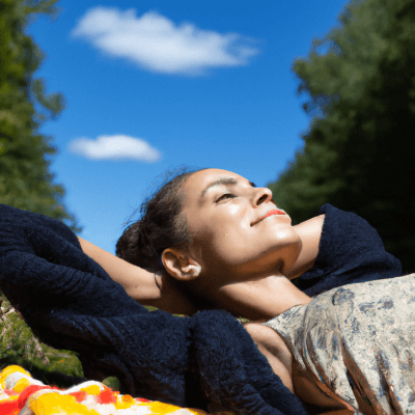 Junge Frau entspannt in der Natur mit Faszientraining und Selbsthypnose zur Stressreduzierung.